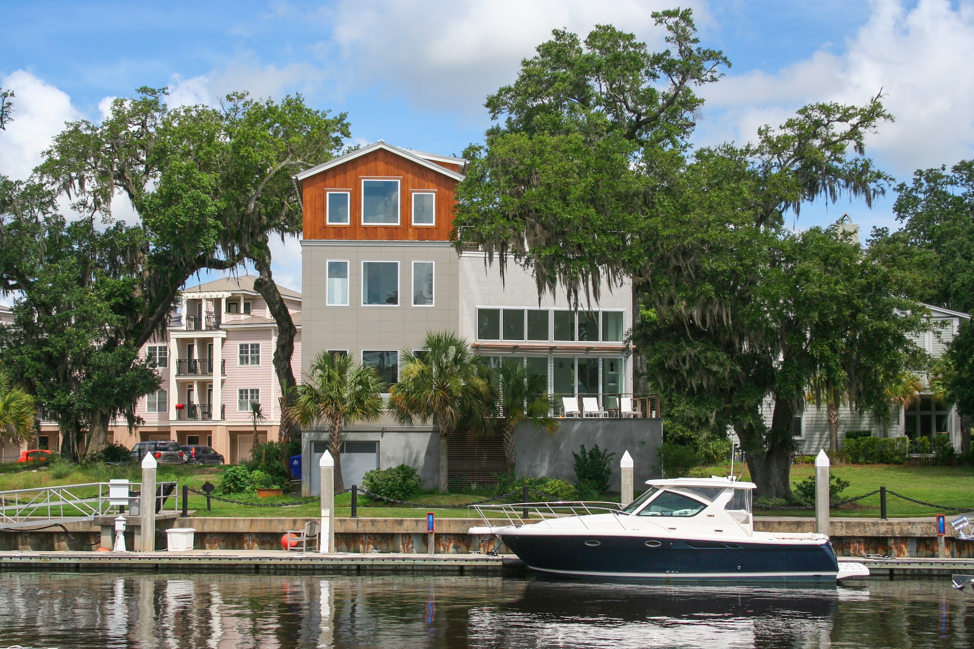 Embracing Eco-Luxury in Modern Lake House Design: A 2024 Perspective 