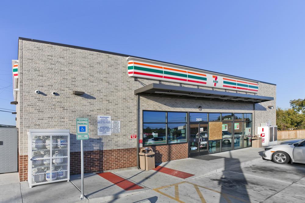 A shot of a 7-Eleven in Dallas Texas with its white, green, and orange logo and Nichiha’s fiber cement cladding that looks like stone wrapped around the building.