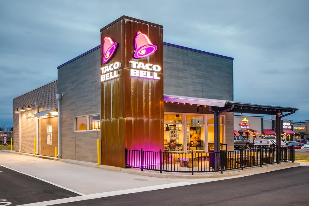 A photo of Taco Bell at dusk utilizing Nichiha’s RoughSawn fiber cement siding.
