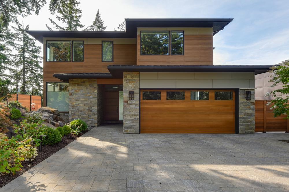 A home in Washington utilizing Nichiha’s VintageWood cedar series and ArchitecturalBlock stone-like fiber cement siding.
