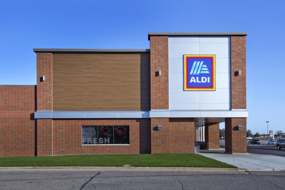 An Aldi’s in Austin, MN utilizing Nichiha’s VintageWood fiber cement siding and brick.