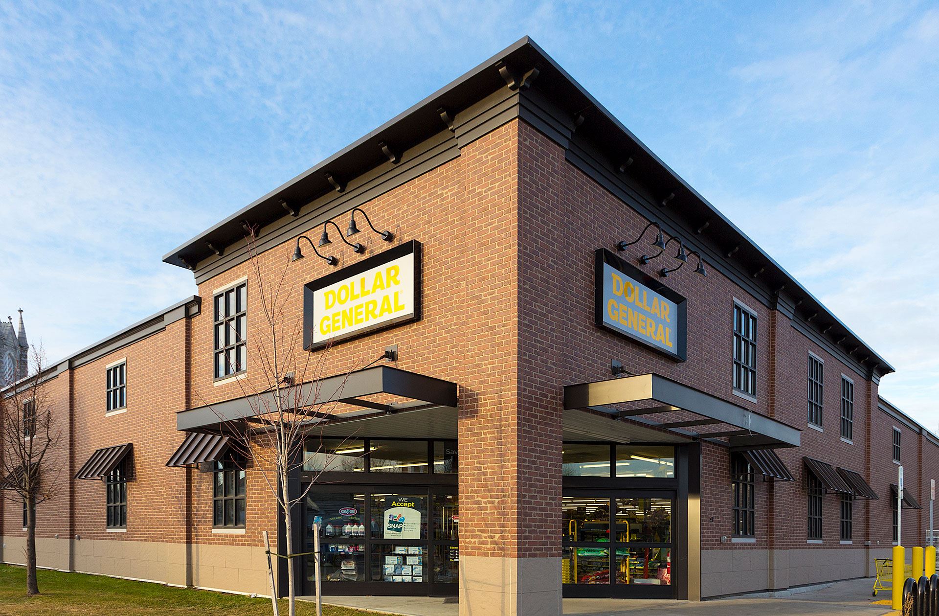 Exterior corner shot of Dollar General with SandStone and VintageBrick